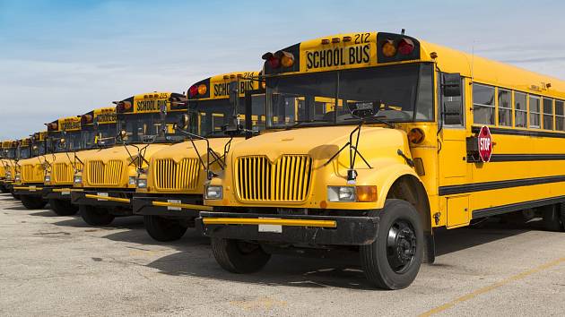 Tradiční žluté školní autobusy v USA.