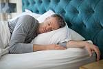 Podle rozsáhlé vědecké studie je nejlepší usínat mezi desátou a jedenáctou večer