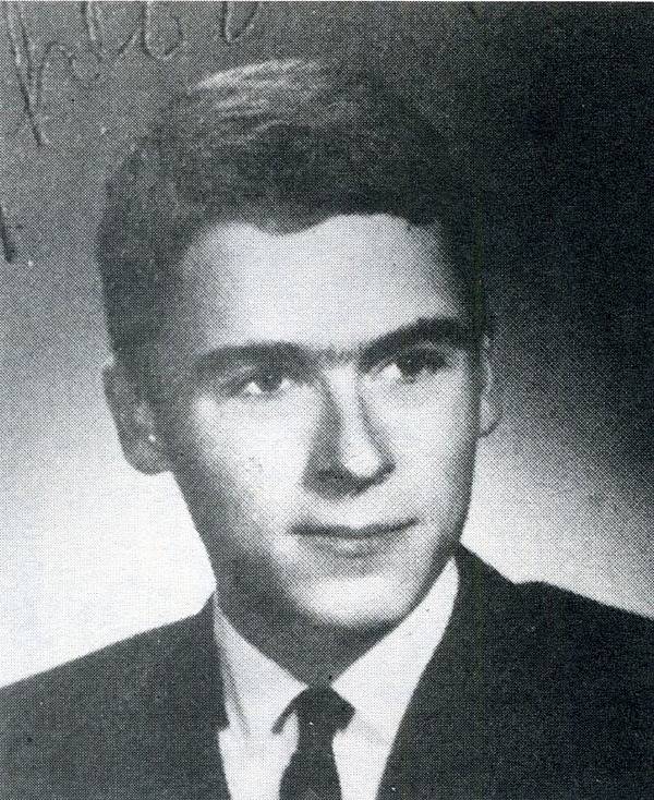 Sériový vrah Ted Bundy jako sedmnáctiletý, v době, kdy studoval na střední škole. Podle některých zdrojů měl v tomto období za sebou první vraždu. Většina pramenů se však shoduje, že vraždit začal až o několik let později.