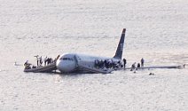 Zázrak na řece Hudson. 15. ledna 2009 musel kapitán Chesley Sullenberger přistát po strážce letadla s ptáky nouzově na řece Hudson. Nebezpečný manévr zvládl dokonale, přežilo všech 155 lidí na palubě.