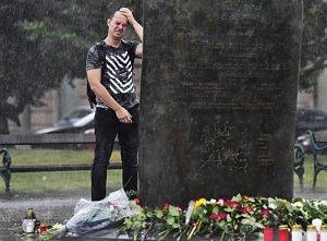 Na Vítězném náměstí v Praze mohli lidé 8. srpna 2018 uctít památku tří českých vojáků, kteří zahynuli v neděli 5. srpna 2018 při sebevražedném útoku v Afghánistánu.