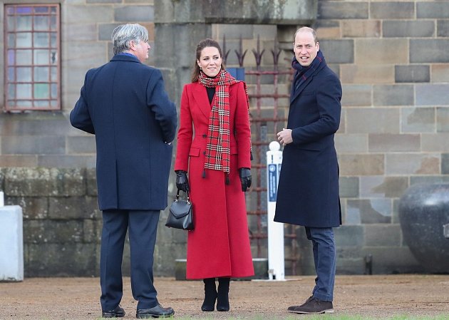 Princ William a vévodkyně Kate vyrazili na návštěvu zámku v Cardiffu.