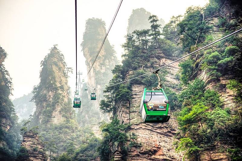 Kromě výtahu se můžete na vrcholky Čang-ťia-ťie dostat také lanovkou