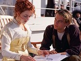 ROMEO A JULIE NA TITANIKU. Kate Winslet a Leonardo DiCaprio jako bohatá Rose a chudý Jack na palubě osudné lodi. 