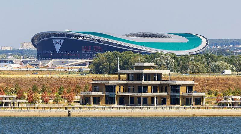 Kazaň Arena (Kazaň, 45 105 diváků). Stadion byl otevřen v roce 2013 při Letní univerziádě. Její vzhled, o který se postarala stejná společnost jako o stadion ve Wembley, zapadá do krajiny. Na břehu řeky Kazanka má připomínat leknín.