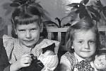Vzpomínka na dětství: Iva se starší sestrou Lenkou, která je také spisovatelkou (1956).