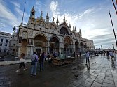 Benátské kanály a zákoutí lákají množství návštěvníků. Kromě koronavirové pauzy je ale jimi město přetíženo tak, že je to pro místní už neúnosné. Od roku 2023 si tak turisté budou muset návštěvu města zarezervovat a zaplatit vstupní poplatek.