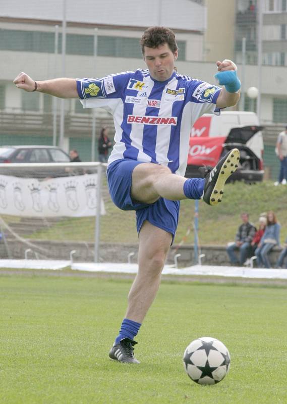 Fotbal, i to je sport, který Jaromír Jágr ovládá. Na snímku při zápase Jágr teamu při exhibici v Mladé Boleslavi