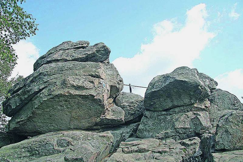 Devět skal: Nejvyšší vrchol Žďárských vrchů a zároveň druhý nejvyšší vrchol Českomoravské vrchoviny měří 836 metrů.