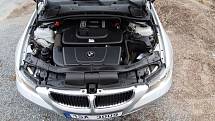 I když v zapůjčeném voze je dvoulitrový turbodiesel, který z E90 nedělá žádného lenocha, velké oblibě se těší totéž s o třetinu vyšší kubaturou. Populární je i benzínový šestiválec.