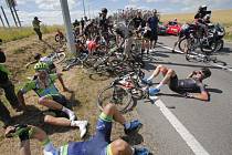 Třetí etapu Tour de France poznamenal pád. Závod musel být na deset minut přerušen.