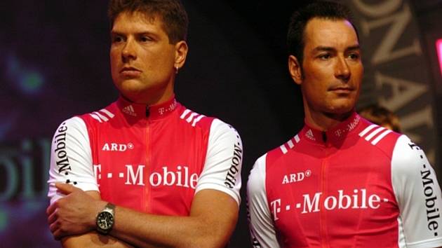 Dopingoví hříšníci cyklisté Erik Zabel (vpravo) a Jan Ullrich.
