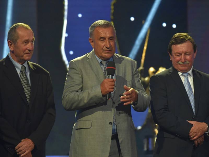 Bývalí reprezentanti (zleva) Josef Augusta, Jaroslav Pouzar a Vladimír Martinec na vyhlášení ankety Zlatá hokejka.