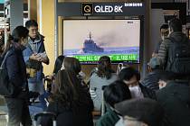 Lidé na nádraží v jihokorejském Soulu sledují zpravodajství o incidentu na námořní hranici s KLDR, 24. října 2022.