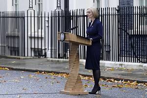 Britská premiérka Liz Trussová oznamuje 20. října 2022 před sídlem v Downing Street 10 rezignaci