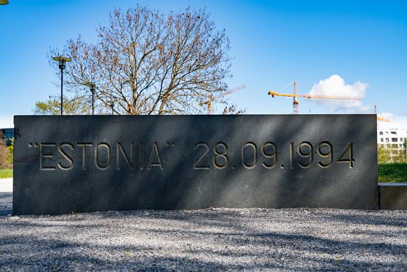 Kamenný památník v Talinnu připomíná potopení Estonie.