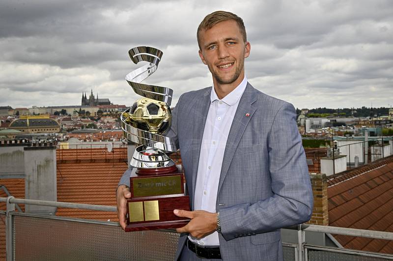 Záložník Tomáš Souček převzal 14. července 2021 v Praze trofej pro vítěze novinářské ankety Zlatý míč o nejlepšího českého fotbalistu sezony.