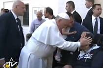 Papež žehnal nemocnému stejným způsobem, jak to dělají exorcisté.