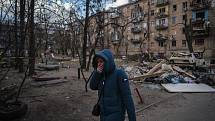 Žena prochází ulicemi Kyjeva poničenými ruským útokem