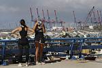 Ženy v Bejrútu přihlížejí zkáze, kterou způsobil výbuch v přístavu.