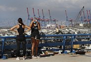Ženy v Bejrútu přihlížejí zkáze, kterou způsobil výbuch v přístavu.