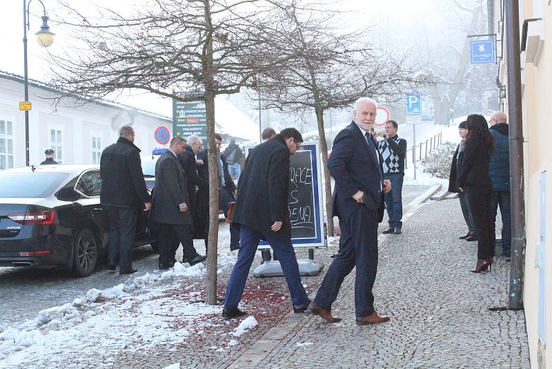 Miloš Zeman dorazil na tiskovou konferenci v Boskovicích. Na místě přihlížela jen hrstka podporovatelů.