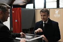 Šéf Elysejského paláce a prezidentský kandidát Emmanuel Macron hlasuje 10. dubna 2022 v prvním kole prezidentských voleb ve Francii