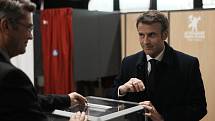 Šéf Elysejského paláce a prezidentský kandidát Emmanuel Macron hlasuje 10. dubna 2022 v prvním kole prezidentských voleb ve Francii