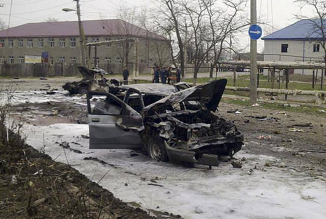 Zničené auto po výbuchu v Dagestánu