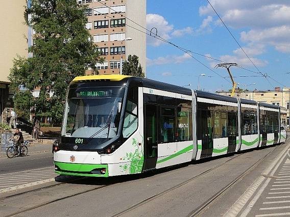 V maďarském Miškovci vyjela na koleje nejnovější tramvaj Škody Transportation (na snímku). 