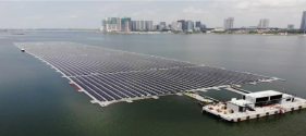 Singapur nedávno zprovoznil jednu z největších plovoucích solárních farem na světě, která by měla kompenzovat přes 4 000 tun emisí oxidu uhličitého ročně.
