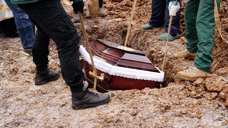 Ženu v Ekvádoru málem pohřbili zaživa. Ilustrační snímek