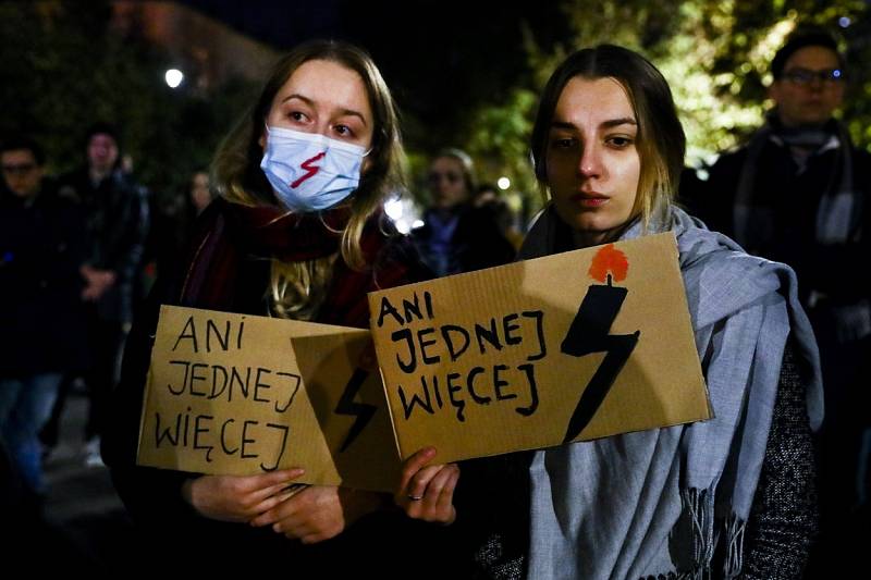 Jedna z demonstrací proti zákazů potratů v Polsku, které vyvolala smrt mladé ženy 