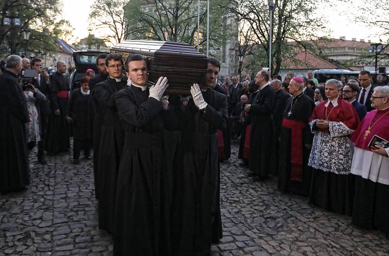 Převezení ostatků kardinála Josefa Berana do Strahovského kláštera.