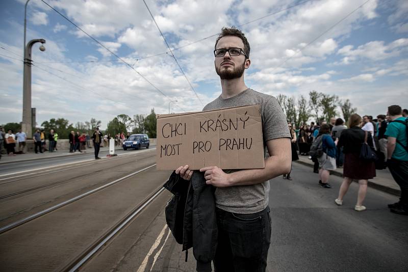 Lidé protestovali 25. dubna na Libeňském mostě v Praze proti jeho zbourání.