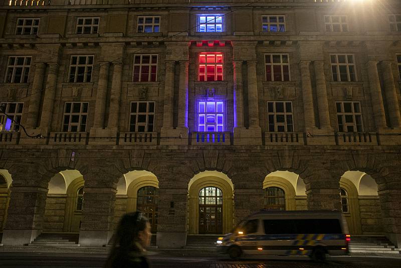 Na 31. výročí Sametová revoluce se rozsvítili budovy v národních barvách, 17. listopadu v Praze. Na snímku Filozofická fakulta UK.