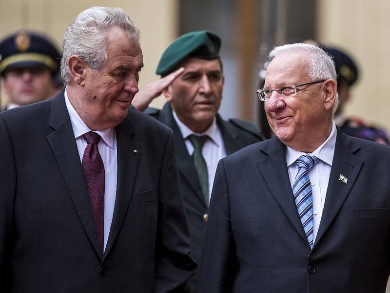 Prezident Milos Zeman s manželkou Ivanou přivítal 21. října na Pražském hradě izraelského prezidenta Reuvena Rivlina s chotí.