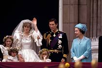 Královna uznávala Dianinu veřejnou popularitu a její přínos pro královskou rodinu. Proto k ní byla i po rozvodu s Charlesem štědrá. 
