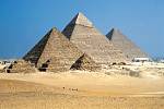 Slavné, tzv. Velké pyramidy v Gíze (zleva): Menkaureova, Chefrenova (Rachefova) a Chufevova (Cheopsova) na pohledu od severozápadu. V popředí tři malé pyramidy postavené pro dvě z Cheopsových manželek a pro jeho matku.