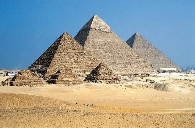 Slavné, tzv. Velké, pyramidy v Gíze (zleva): Menkaureova, Chefrenova (Rachefova) a Chufevova (Cheopsova) na pohledu od severozápadu. V popředí tři malé pyramidy postavené pro dvě z Cheopsových manželek a pro jeho matku.
