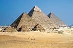 Slavné, tzv. Velké, pyramidy v Gíze (zleva): Menkaureova, Chefrenova (Rachefova) a Chufevova (Cheopsova) na pohledu od severozápadu. V popředí tři malé pyramidy postavené pro dvě z Cheopsových manželek a pro jeho matku.