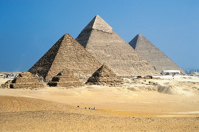 Slavné, tzv. Velké pyramidy v Gíze (zleva): Menkaureova, Chefrenova (Rachefova) a Chufevova (Cheopsova) na pohledu od severozápadu. V popředí tři malé pyramidy postavené pro dvě z Cheopsových manželek a pro jeho matku.