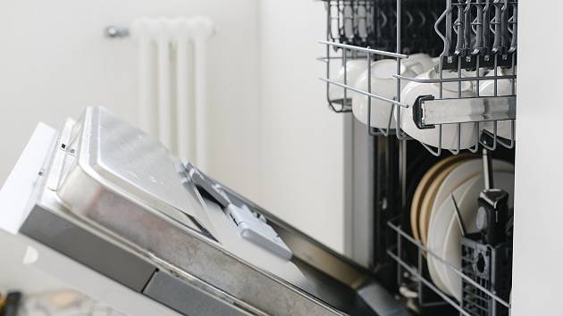 Pokud péči o myčku zanedbáme, může být výsledkem špatně umyté nádobí v zapáchajícím přístroji.