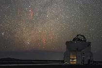 Červení skřítci jsou atmosférický jev, který se vyskytuje ve vysokých nadmořských výškách nad bouřkami. Snímek zachycený astronautem ESA si prohlédněte níže