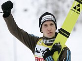 Švýcar Simon Ammann se raduje z vítězství v Engelbergu.