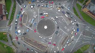 VIDEO: Unikátní kruhový objezd v Anglii má sedm „kruháčů“ v jednom. Jak  funguje? - Deník.cz