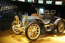 První vůz se jménem Mercedes ve firemním muzeu ve Stuttgartu
