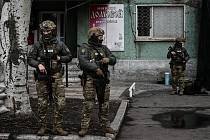 Ukrajinští vojáci ve městě Novoluhanske v Doněcké oblasti, kterou si nárokují separatisté