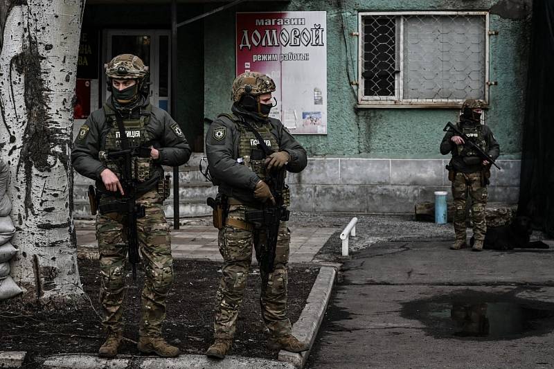 Ukrajinští vojáci ve městě Novoluhanske v Doněcké oblasti, kterou si nárokují separatisté