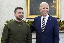 Prezident USA Joe Biden (vpravo) vítá ukrajinského prezidenta Volodymyra Zelenského v Bílém domě ve Washingtonu 21. prosince 2022